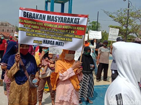 Warga geruduk Balai Desa Pasuruan Kidul Kudus tuntut pabrik tahu ditutup, Rabu (16/9/2020).