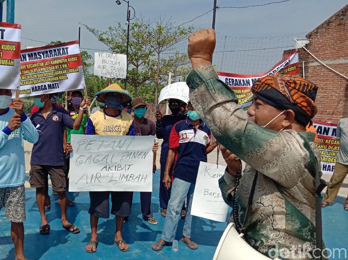 Warga geruduk Balai Desa Pasuruan Kidul Kudus tuntut pabrik tahu ditutup, Rabu (16/9/2020).