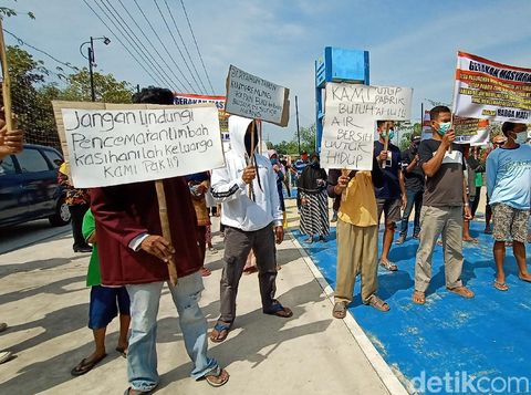 Warga geruduk Balai Desa Pasuruan Kidul Kudus tuntut pabrik tahu ditutup, Rabu (16/9/2020).