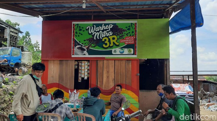 Warkop di Samarinda ini tak terima uang. Warga yang membawa sampah daur ulang bisa menikmati kopi gratis (Budi Kurniawan/detikcom)