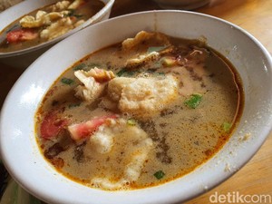 Soto Betawi Djimat : Sluurp! Sedapnya  Soto Campur dan Oseng Daging Betawi