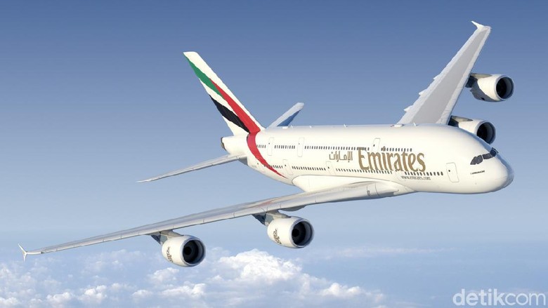 A380 Emirates Pesawat jumbo A380 milik maskapai Emirates kembali mengudara.