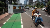 Kini hanya tersisa ruang kecil untuk pejalan kaki.