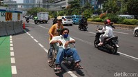 Pengguna kursi roda melintas di jalan Thamrin Jakarta Pusat, Kamis (17/9/2020) dengan menggunakan jalan aspal yang diperuntukan untuk kendaraan bermotor.