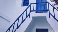 Wahana Santorini dengan rumah bercat putih dengan daun jendela dan pintu berwarna biru membuat traveler serasa sedang berada di salah satu pulau di Yunani. (Rifqi Ardita/detikTravel)