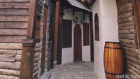 Wahana Langlang Buana menawarkan spot foto bertema Alpen House. Di Alpen House, traveler bisa berfoto dengan bangunan unik lengkap beserta dinding dan jendela kayu. (Rifqi Ardita/detikTravel)