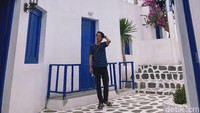 Wahana Santorini boleh dibilang menjadi area favorit traveler berfoto, dari beberapa curhatan wisatawan mereka harus antre. Jadi bisa disiapkan waktu lebih saat berniat berfoto di sini ya. (Rifqi Ardita/detikTravel)