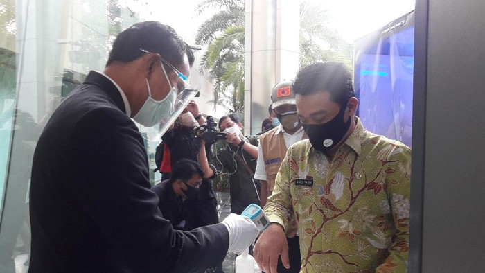 Wagub DKI Ahmad Riza Patria sidak protokol kesehatan di Wisma Mulia, Jakarta Selatan, Kamis (17/9/2020).