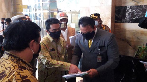Wagub DKI Ahmad Riza Patria sidak protokol kesehatan di Wisma Mulia, Jakarta, Kamis (17/9/2020).