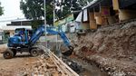 Aksi Pasukan Biru Bersihkan Sisa Longsor di Jagakarsa