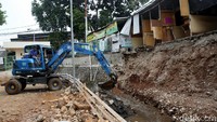 Alat berat pun dikerahkan untuk membantu pekerjaan para petugas.