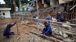 Aksi Pasukan Biru Bersihkan Sisa Longsor di Jagakarsa