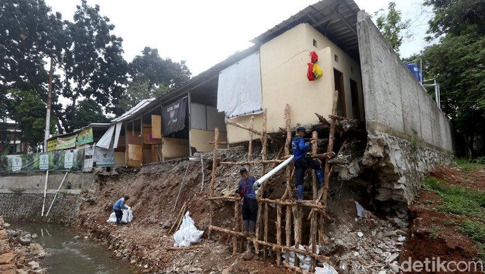 Petugas Sudin SDA Kota Jakarta Selatan dikerahkan untuk bersihkan sisa longsor di kawasan Jagakarsa. Alat berat turut dikerahkan untuk bantu pekerjaan petugas.