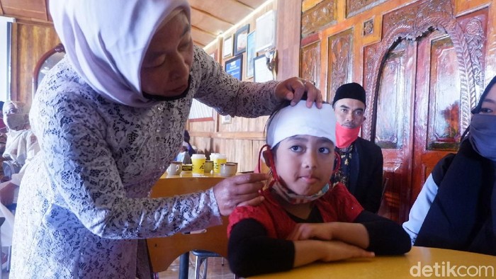 Anak berambut gimbal dicukur saat Dieng Culture Festival (DCF), Banjarnegara, Kamis (17/9/2020).