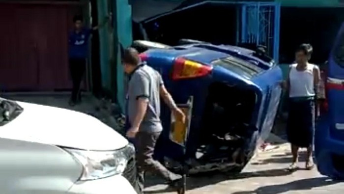 Angkot Terguling di Sukabumi