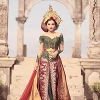 Ashanty tampil bak wanita Bali, lengkap dengan kebaya yang dipadu songket Bali. Foto: Instagram/@ashanty_ash