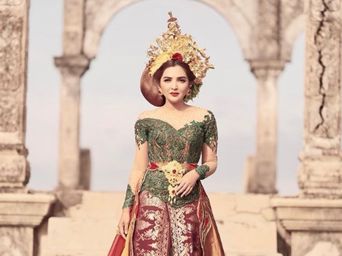 Ashanty pemotretan dengan busana khas Bali.