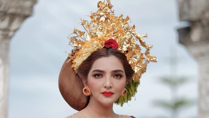 Ashanty pemotretan dengan busana khas Bali.