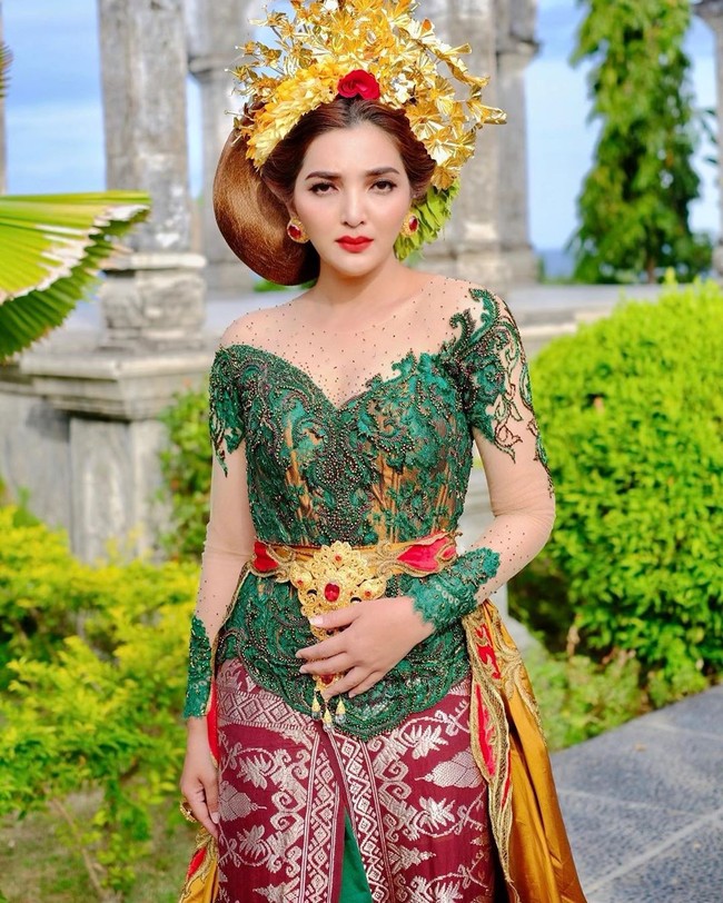Ia mengenakan busana rancangan desainer asal Bali, Desak Made Arisanthi Dewi. Sementara wajahnya dipercantik makeup artist Tirta Harum. Foto: Instagram/@ashanty_ash