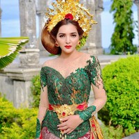 Ia mengenakan busana rancangan desainer asal Bali, Desak Made Arisanthi Dewi. Sementara wajahnya dipercantik makeup artist Tirta Harum. Foto: Instagram/@ashanty_ash