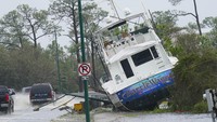Sebuah kapal terdampar di jalan setelah diterjang Badai Sally di Orange Beach, Alabama, Rabu 16 September 2020 waktu setempat.