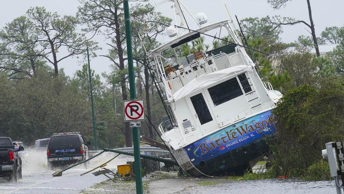 Badai Sally Terjang Alabama, Sebuah Kapal Terdampar Joe Mirable surveys the damage to his business after Hurricane Sally moved through the area, Wednesday, Sept. 16, 2020, in Perdido Key, Fla. Hurricane Sally made landfall Wednesday near Gulf Shores, Alabama, as a Category 2 storm, pushing a surge of ocean water onto the coast and dumping torrential rain that forecasters said would cause dangerous flooding from the Florida Panhandle to Mississippi and well inland in the days ahead. (AP Photo/Gerald Herbert)