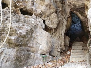 Batu Cermin, Tempat Persembunyian Orang Bajo