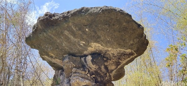 Batu susun ini unik karena bisa tersusun alami dan tak hancur saat gempa.