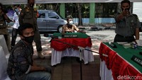 Hakim, Panitera dan Jaksa Penuntut Umum melakukan sidang di tempat bagi pelanggar PSBB di Posko Operasi Yustisi Pencegahan COVID-19 di kawasan Danau Sunter, Jakarta Utara, Kamis (17/9).