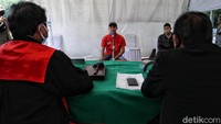 Dalam persidangan hakim akan menentukan sanksi yang harus dijalankan oleh pelanggar.