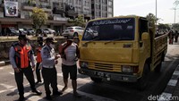Seorang sopir bus terjaring razia.