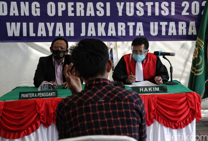 Sejumlah warga terjaring razia dalam operasi yustisi pencegahan COVID-19 di kawasan Sunter, Jakarta Utara. Mereka yang terjaring langsung disidang di tempat.