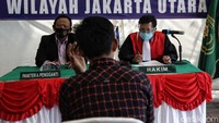 Para pelanggar dibawa aparat ke tepi Danau Sunter untuk mengikuti persidangan.