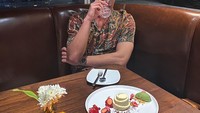 Pria kelahiran 1997 ini juga suka makan malam di resto mewah. Begini momennya saat menikmati sepiring dessert yang manis. Foto: Instagram @bbrightvc