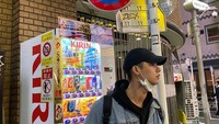 Pernah jalan-jalan ke Jepang yang merupakan surganya machine, Bright juga tak melewatkan momen berpose di depan salah satu vending machine minuman. Foto: Instagram @bbrightvc