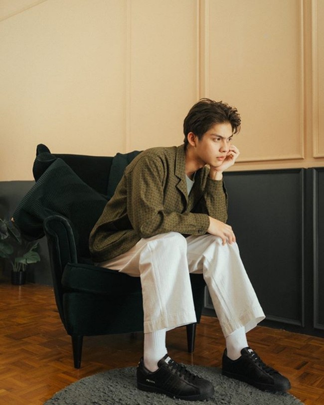 Personel F4 Thailand bernama asli Vachirawit Chiva-aree pun menyukai fotografi dan desain grafis. Ia kerap memamerkan hasil jepretan kameranya di media sosial. Foto: Instagram/@bbrightvc