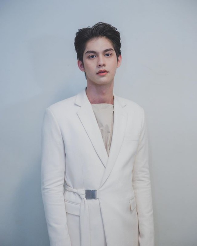 Pria 22 tahun ini mencuri perhatian lewat perannya sebagai Sarawat Guntithanon di Still 2gether, sebuah serial drama yang menceritakan hubungan romantis antara dua pria. Foto: Instagram/@bbrightvc