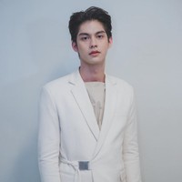 Pria 22 tahun ini mencuri perhatian lewat perannya sebagai Sarawat Guntithanon di Still 2gether, sebuah serial drama yang menceritakan hubungan romantis antara dua pria. Foto: Instagram/@bbrightvc