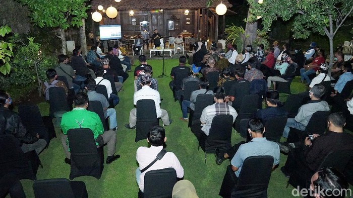 Bupati Banyuwangi Abdullah Azwar Anas mengajak Kelompok Sadar Wisata (Pokdarwis) tetap optimis dan kreatif. Meski saat ini masih pandemi COVID-19.