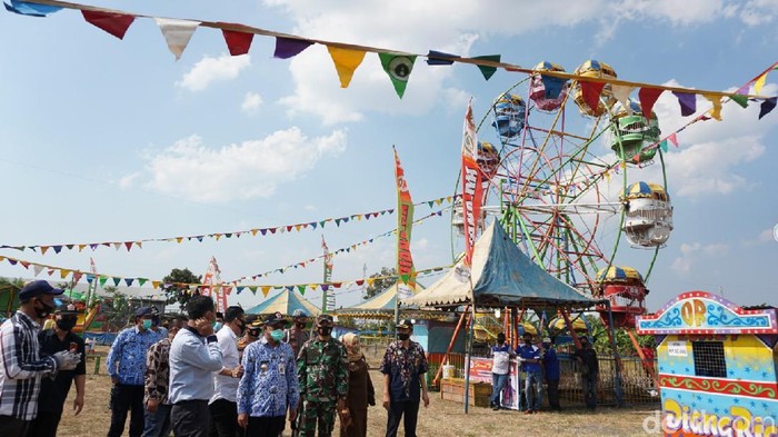 Bupati Demak dan forkopimda mengecek persiapan pembukaan pasar malam