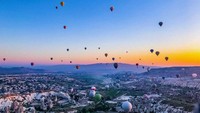 Wisata balon udara ini disebut menjadi atraksi yang paling laris di Cappadocia. (Mazaya Tashwifa Windhiana Abidin/dTraveler)
