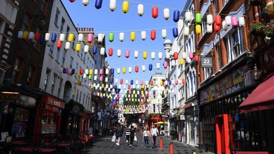 Warna-warni Lampion Hiasi Langit London