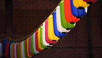 Lampion warna-warni dinilai menjadi simbol harapan untuk masa depan yang lebih berwarna.  