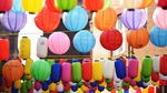 Warna-warni Lampion Hiasi Langit London