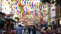 Pemandangan ribuan lampion baru multi-warna yang mengubah langit di Chinatown, London, Inggris.  