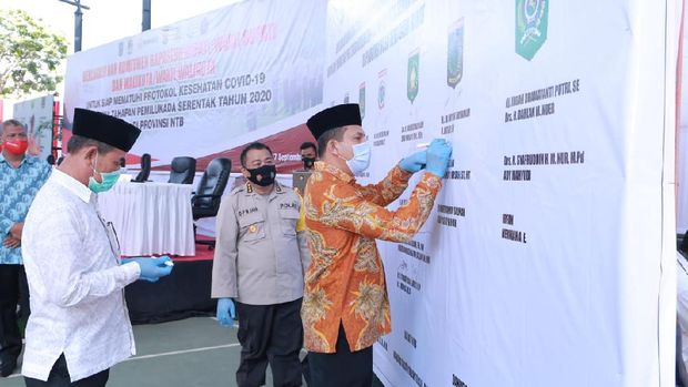 Deklarasi Pemilu dengan Patuh Protokol Kesehatan di Polda NTB