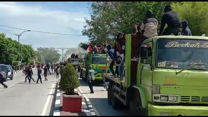 Demo ricuh di depan rujab Bupati Barru.