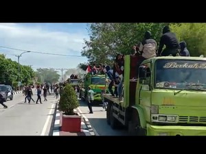 Viral Demo Ricuh Diwarnai Aksi Lempar Batu di Depan Rujab Bupati Barru