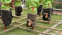 Semakin lama irama ketukan bambu akan semakin cepat. 