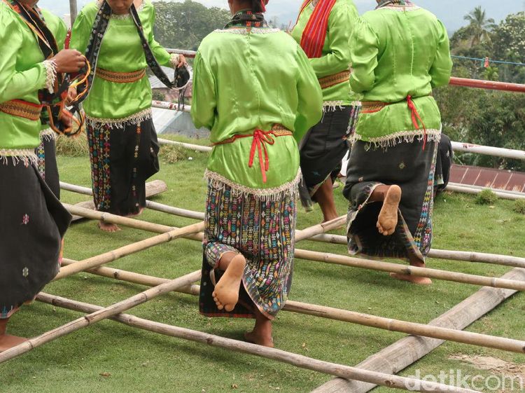 Permainan Bambu untuk Cari Jodoh